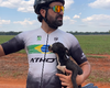 Ciclista resgata cãozinho com sede em estrada de Goiás e viraliza