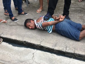 [Vídeo] Homem é espancado por populares após roubar loja em Arapiraca