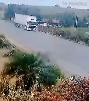 Carreta atropela homem e arrasta corpo da vítima pela rodovia AL-110