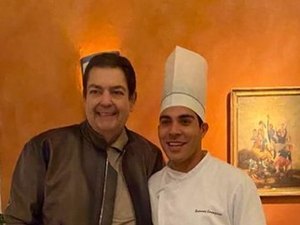 Longe da TV, Faustão reaparece em evento de restaurante em SP