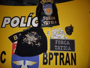 Homem é preso e adolescente é detido por tráfico de drogas em Maceió