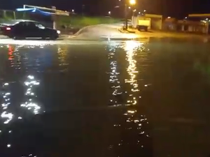 [Vídeo] Lagoa transborda e invade rodovia na entrada da Vila Canaã