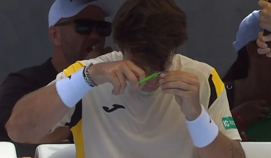 Tenista corta cabelo sozinho durante partida do ATP 250 de Auckland