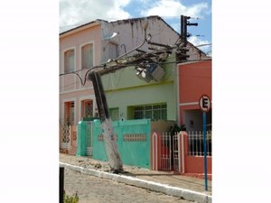 Caminhão desgovernado colide em postes em Traipu