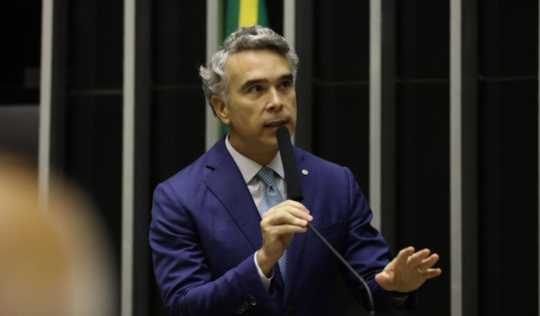 Rafael Brito critica retirada de taxação das bets de projeto contra o crime organizado