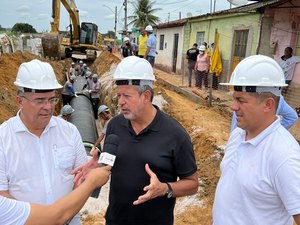 Arthur Lira vistoria obras de saneamento e drenagem em São Miguel dos Campos