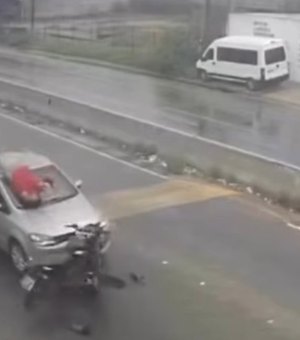 Motociclista, na contramão, sai andando após bater de frente com carro na AL-220