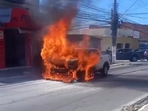 [Vídeo] Carro pega fogo na principal avenida do Feitosa, em Maceió