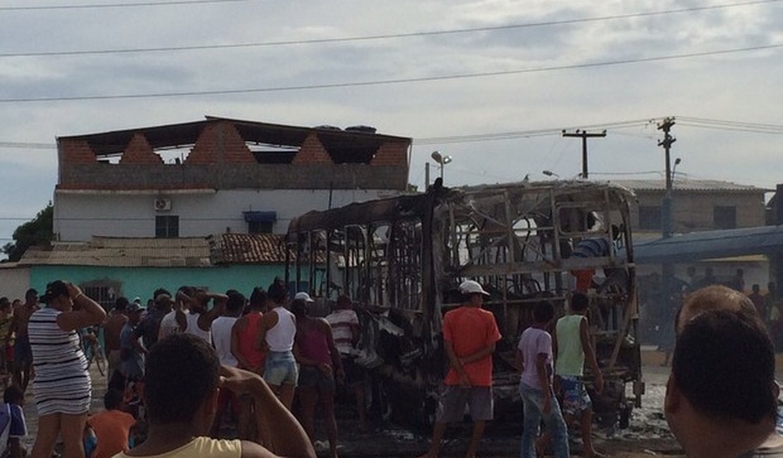 Durante protesto em Maceió, manifestantes ateiam fogo em carro de reportagem e ônibus