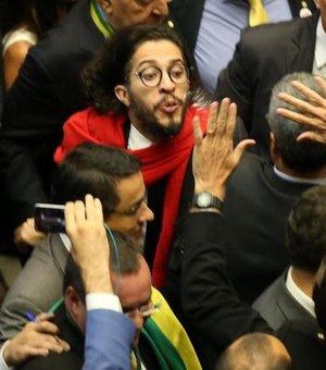 'Cuspiria de novo em Bolsonaro', diz Jean Wyllys após advertência