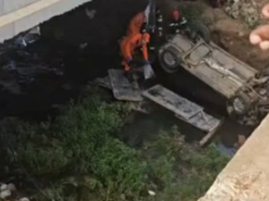 Carro capota e cai de elevado de pista em trecho de duplicação na AL-115, em Palmeira dos Índios