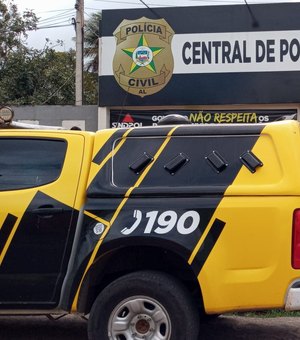Dupla tenta fugir da polícia arremessando espingarda, mas é detida em Arapiraca