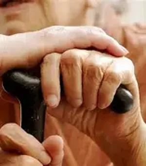 Mulher suspeita de aplicar golpes com empréstimos falsos contra idosos é presa em Estrela de Alagoas