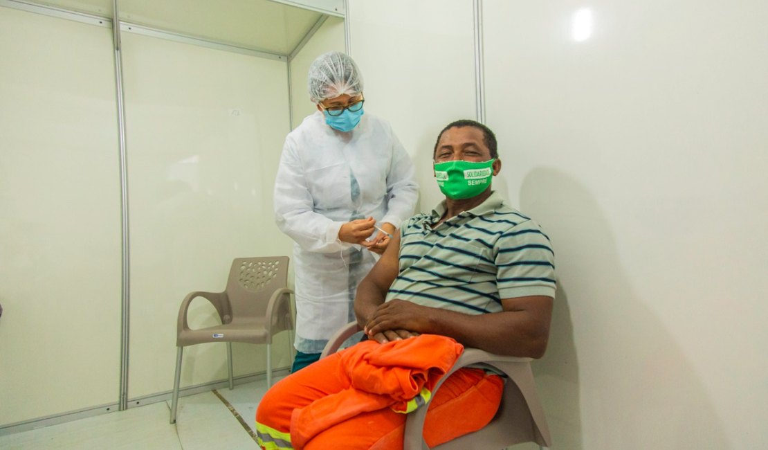 Garis e demais trabalhadores da Limpeza Urbana de Arapiraca são vacinados contra a Covid-19