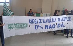 Professores realizaram protesto na Prefeitura de Arapiraca