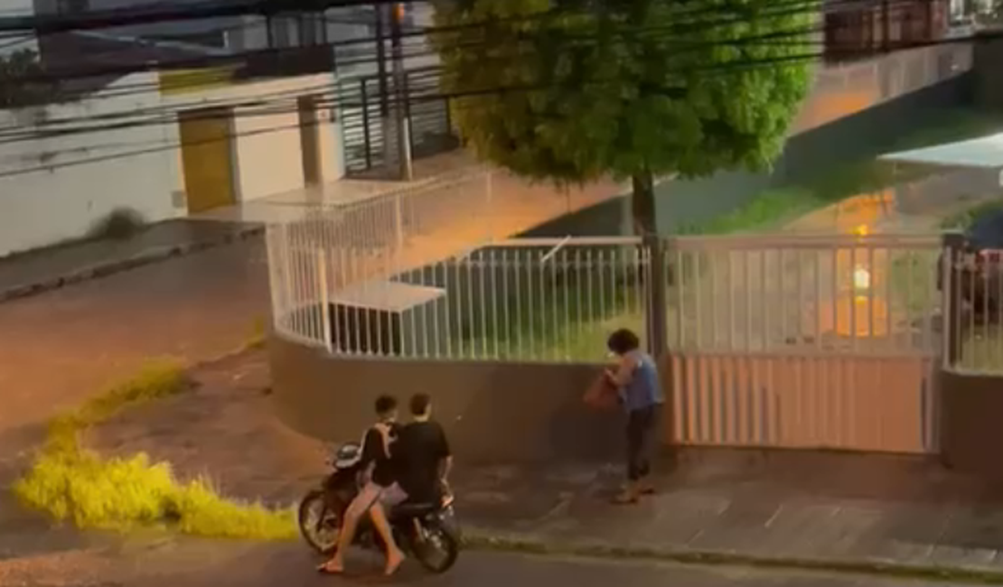 Dupla em motocicleta assalta pedestre no Santo Eduardo, em Maceió