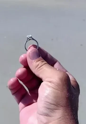 Homem encontra anel de R$ 200 mil em praia e devolve aos donos nos EUA