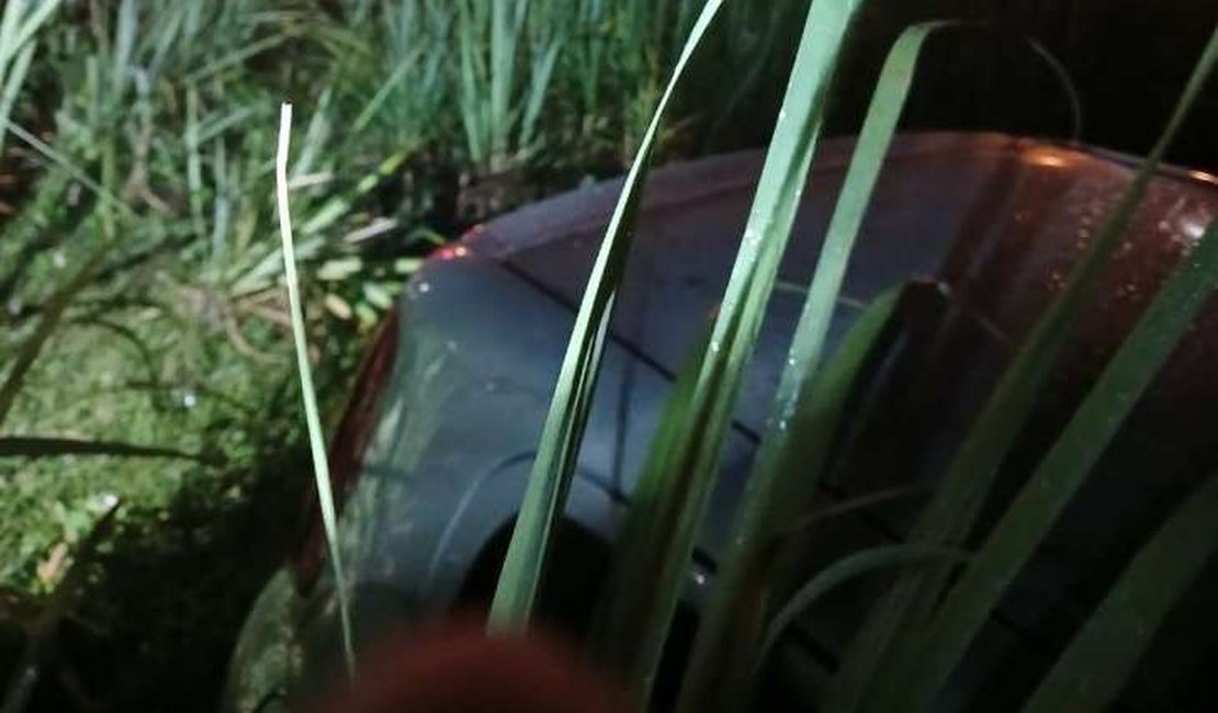 Homem é encontrado morto dentro de carro em canavial no Benedito Bentes, em Maceió