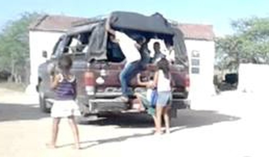 Estudantes são transportados em 'paus de arara' no Sertão