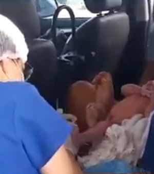 [Vídeo] Mulher dá à luz dentro de viatura com ajuda de policiais em Maceió