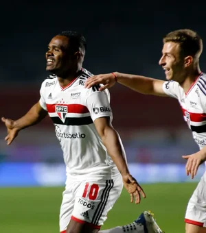 Calleri perde pênalti, mas São Paulo conquista vantagem ante o Ceará no Morumbi com golaço de Nikão