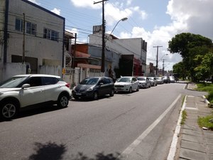 Covid-19: longa fila de carros marca início da vacinação de pessoas com 59 anos