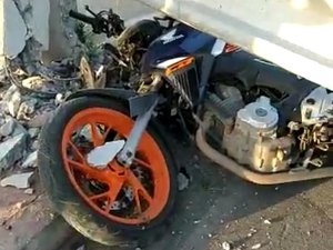 Motociclista fica gravemente ferido após colidir em poste no Eustáquio Gomes