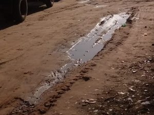  [Vídeo]Moradores reclamam de buracos e lama no povoado Peleve Velho