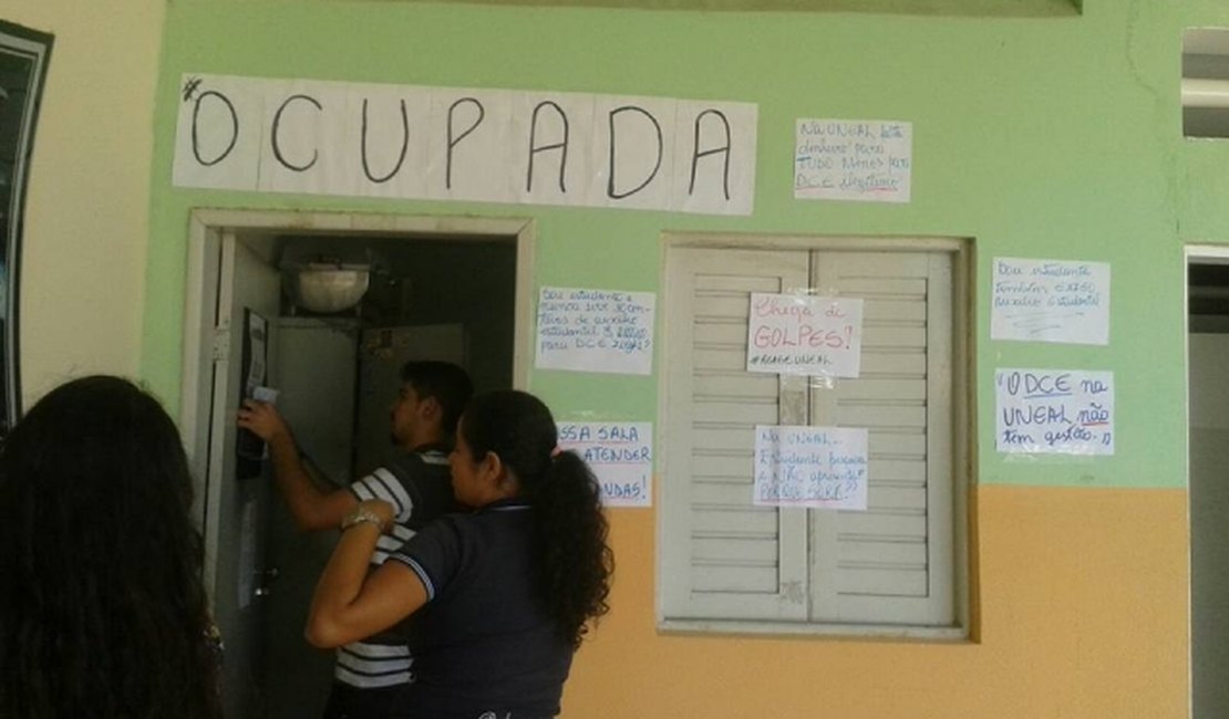 Estudantes da Uneal ocupam sala do DCE depois de dois anos fechada