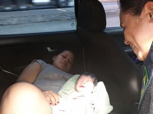 Mulher dá à luz menina em carro de app antes de chegar a maternidade