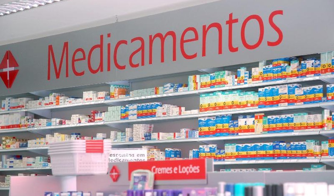 Dupla invade farmácia em Arapiraca e rouba dinheiro e desodorantes
