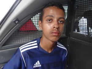 Criminoso armado com faca assalta ônibus na Ufal, foge, mas acaba detido pela polícia