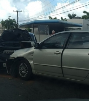 Veículos colidem no Jaraguá e deixa trânsito lento