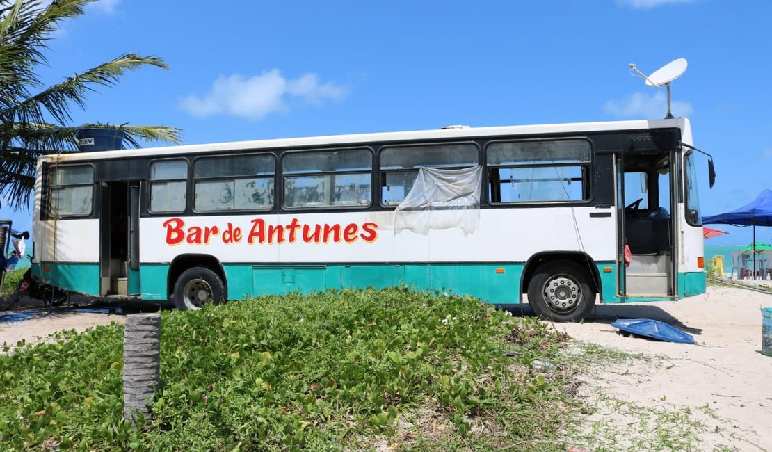 Empresário inova e cria ônibus-bar em praia de Maragogi