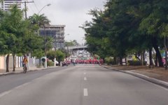 Avenida Fernandes Lima bloqueada pelo Sinteal
