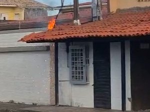 Fogo em contador de energia assusta moradores no Trapiche, em Maceió