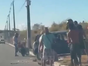 Veículo sai da pista e deixa duas pessoas feridas na Rota do Mar, em Maceió