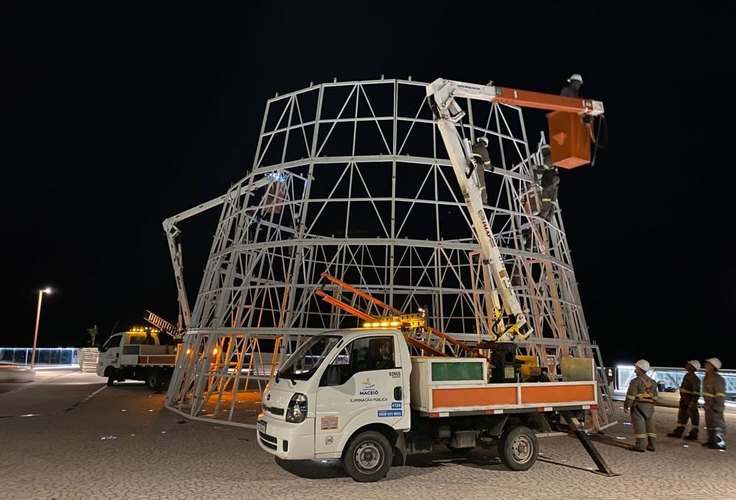 Árvore de Natal gigante no Marco dos Corais é novo capítulo da disputa Calheiros x JHC