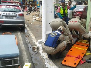 Acidente deixa motociclista ferido na Avenida Ceci Cunha, em Arapiraca