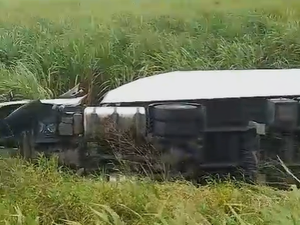 Carreta tomba no distrito de Luziápolis, em Campo Alegre