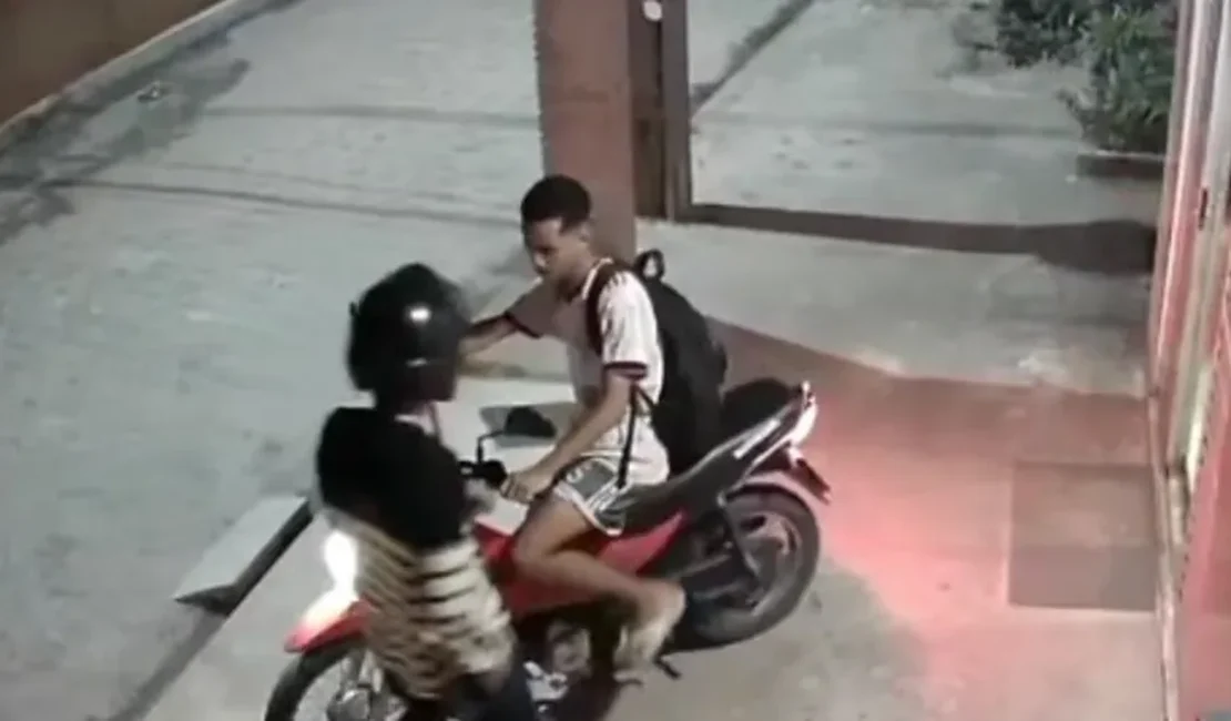 Entregador tem moto roubada em frente a lanchonete no município de Limoeiro de Anadia