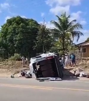 [Vídeo] Colisão entre van e carro deixa feridos no Distrito de Branca de Atalaia