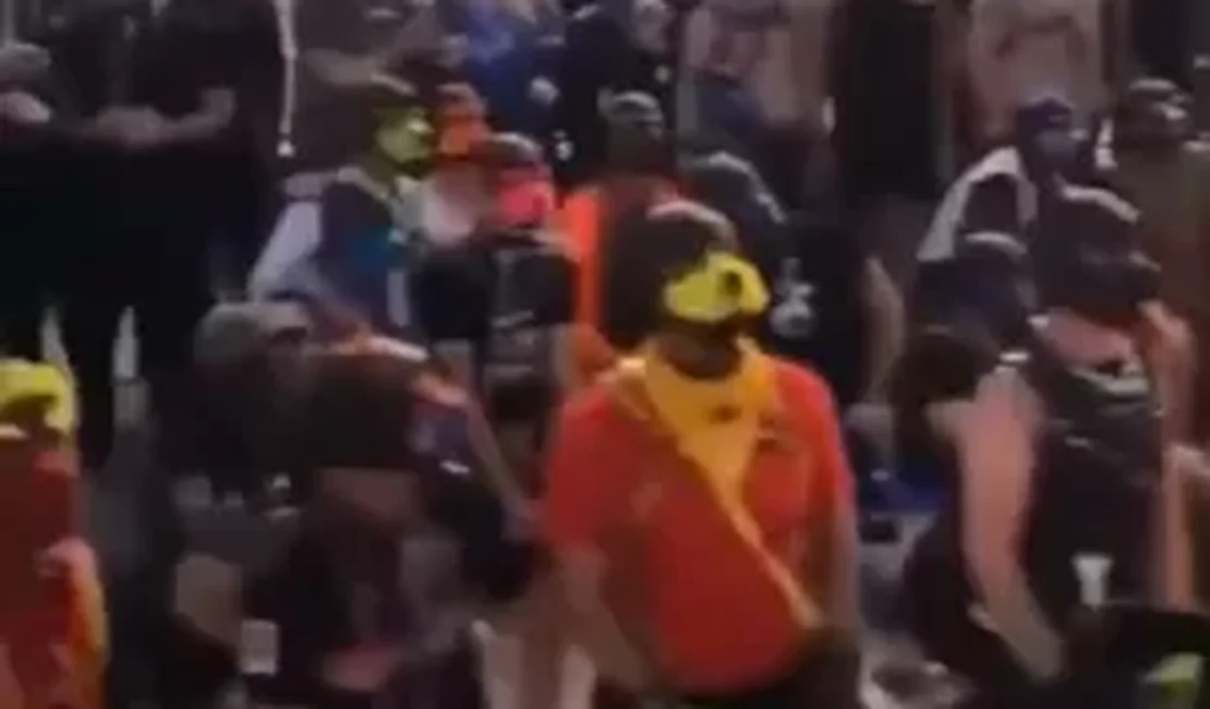 Pessoas que 'se identificam como cães' protestam por direitos em Berlim