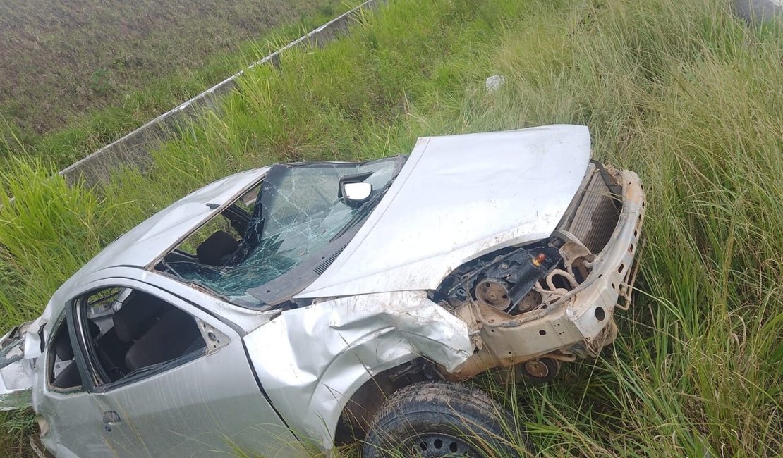 Capotamento deixa dois feridos na zona rural de Joaquim Gomes