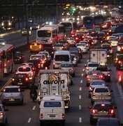 Bandidos fazem arrastão em rodovia no Rio e levam pânico a motoristas