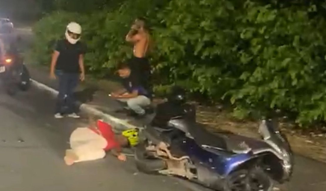Colisão entre carro e moto deixa homem ferido em Maceió