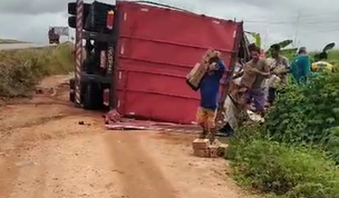 Carreta tomba entre os municípios de Junqueiro e Teotônio Vilela