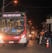 Moradores curtem o São João Massayó com ônibus de graça até o Jaraguá