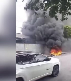 Funcionários protestam por salários atrasados em frente a garagem de ônibus em Maceió