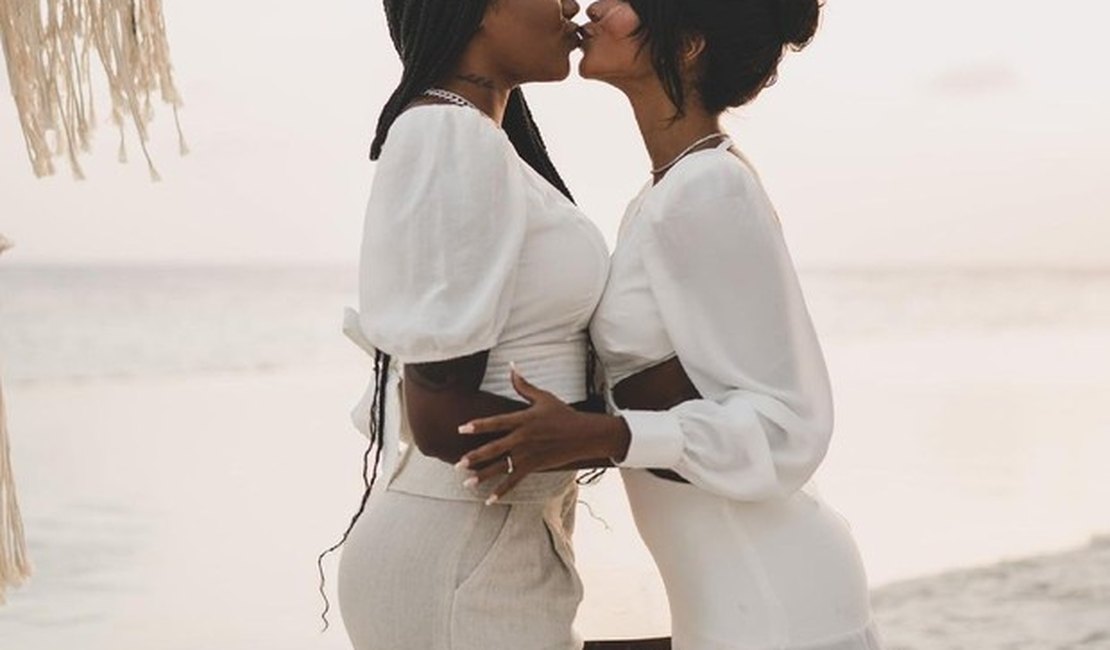 Em praia do Caribe, Ludmilla e Brunna Gonçalves se casam novamente